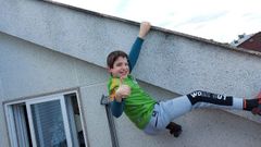 Iv�n Pacios, uno de los ni�os del club de escalada entrenando en su casa