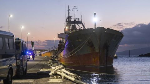  La Polic�a y la Armada Espa�ola han apresado en el Atl�ntico un carguero con un alijo de unos 7.000 kilos de coca�na, seg�n las primeras estimaciones.