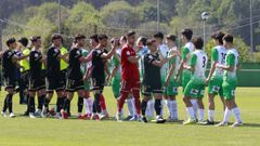 Saludo entre los jugadores del Somozas y el Compos. 