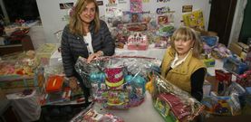 Elvira Cuervo y Chicha Otero trabajan a destajo d�a y noche para tener preparados los regalos que recibir�n cinco mil ni�os. 