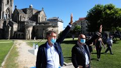 Feijoo, con Jos� Manuel Baltar, a su llegada al mitin en O Carballi�o