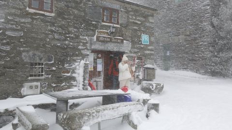 Como siempre, cientos de personas se acercaron a O Cebreiro a disfrutar de la nieve.