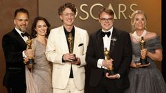 David Borenstein y Pavel Talankin, en el centro de la imagen, posan con el Oscar a mejor documental.
