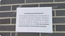 Cartel informativo en un portal del barrio de La Florida, en Oviedo
