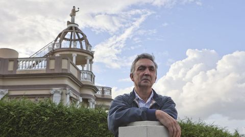 El arquitecto Carlos Ard, ante la emblemtica Casa de la Maleta en Fene