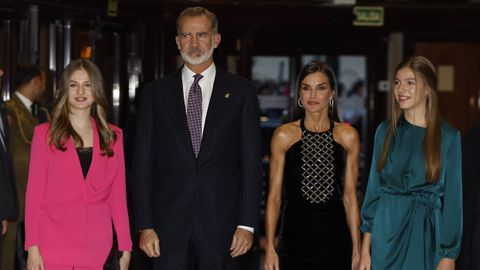 Los reyes Felipe VI  y Letizia , acompaados de la princesa Leonor  y la infanta Sofa, a su llegada a Oviedo para presidir el tradicional concierto de los Premios Princesa de Asturias