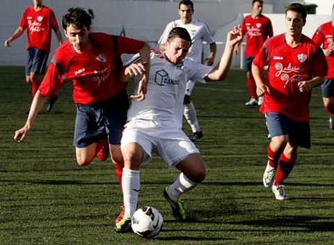 �scar M�ndez, a la izquierda, pugna por un bal�n en el partido ante la UD Carral.