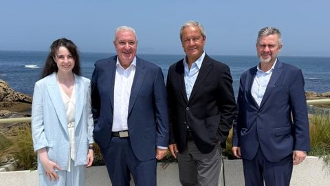 Directivos de las dos compa��as, con el presidente de Altia Tino Fern�ndez, segundo por la derecha, y el primer directivo de Ednon Fran Bao (a su lado, a la izquierda)