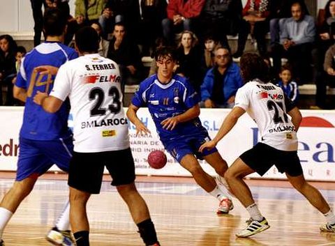 Tras su abultado triunfo ante el La Roca (43-32) los azules aventajan en cuatro puntos al segundo. 