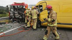 Una mujer fallecida y un herido tras chocar una furgoneta y una gr�a en Vilanova