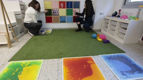 La aula sensorial del CEIP do Vicedo tiene l�mparas, texturas o placas senso-motrices que fomentan la relajaci�n y la estimulaci�n visual de todo el alumnado