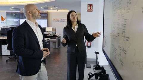 Irma Gonz�lez, responsable de e�lica, fotovoltaica y cogeneraci�n de Naturgy Espa�a, y Jos� Caama�o, responsable del Centro de Control de Renovables