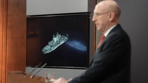 El ministro de Defensa brit�nico muestra una imagen de la embarcaci�n rusa detectada al norte de Escocia
