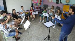 Vilatuxe acoge desde ayer un campamento musical que ofrece m�s actividades a los j�venes participantes.