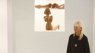 Cristina Carballedo, comisaria da exposicin, xunto a pezas de Paco Pestana
