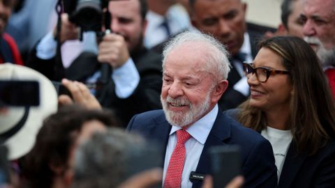 El presidente de Brasil, Luiz In&aacute;cio Lula da Silva, saluda a sus partidarios despu&eacute;s de que vetara un proyecto de ley que reducir&iacute;a la pena de prisi&oacute;n del expresidente Jair Bolsonaro durante una ceremonia que conmemora el tercer aniversario del fallido intento de golpe de Estado de Bolsonaro, en Brasilia, Brasil.