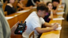 Una profesora revisa que no haya dispositivos electr&oacute;nicos escondidos durante los ex&aacute;menes de la PAU.