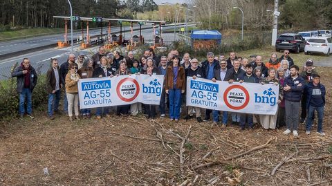 Pont�n, junto a representantes de del BNG da Costa da Morte, cuando acudi� a Carballo en marzo para pedir el peaje gratuito en la autopista