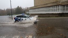 Balsas de agua y fuertes rachas de viento en Santiago