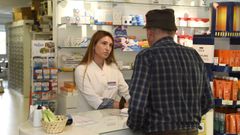 Una farmacutica de Laln atendiendo a un cliente