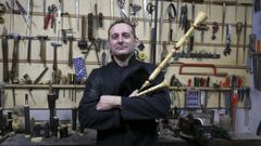 Marcos Garc�a no seu obradoiro de gaitas, o �nico que queda en Ferrolterra