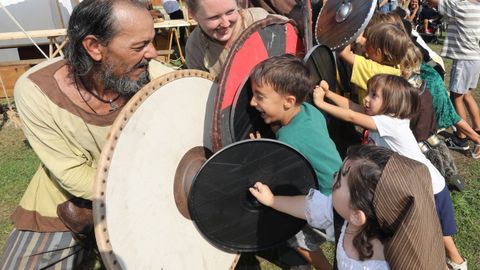 Los nios demostraron en el desembarco infantil que la Festa Normanda de Foz tiene futuro