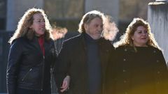 Mianco, entrando a una de las vistas en la Audiencia Nacional acompaado por su hija mayor (derecha).