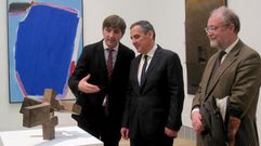 Alfonso Palacio, Vicente Dom�nguez y Leopoldo Tol�var Alas, ante �Alrededor del vac�o I�, de Chillida