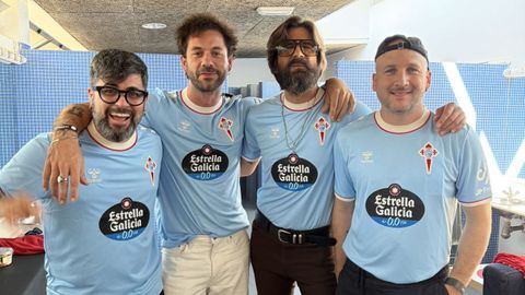 Los integrantes de Viva Suecia, con la camiseta del Celta.