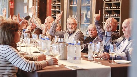 Los suscriptores participaron con gran inters en la cata de vinos