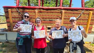Carmen Redondo (de rojo), junto a su familia, tras subirse a bordo del globo aerost�tico que sobrevuela la Ribeira Sacra.