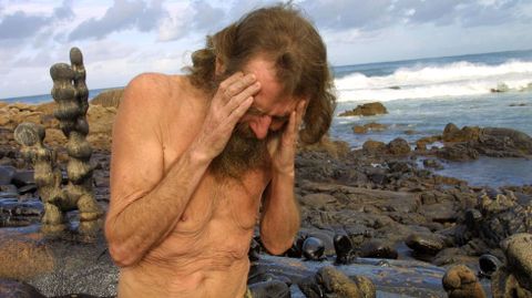 El anacoreta Man de Camelle, con su museo cubierto por petr�leo. Semanas despu�s, fallec�a