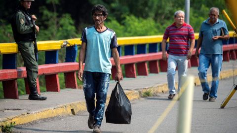 Cientos de venezolanos cruzan a diario la frontera con Colombia en busca de comida y medicinas o con la intenci�n de emigrar para lograr recursos para enviar a los que se quedan en el pa�s