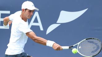 Rafael J�dar golpea una pelota durante un encuentro del torneo de Washington.