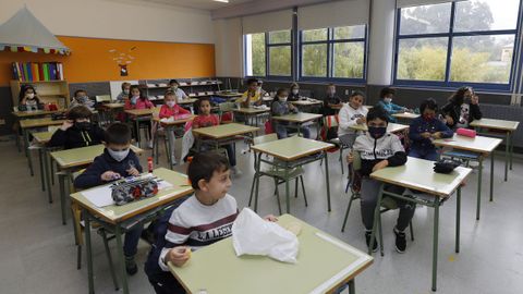 Escolares en el colegio de Covas guardando las distancias