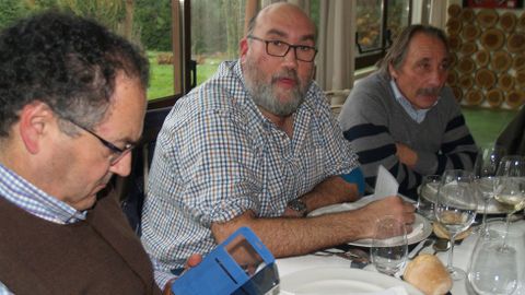 El en�logo Luis Buitr�n (en el centro), con Iv�n V�squez y el bodeguero del Bibei P�o Dom�nguez (derecha)