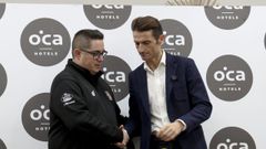 Epi saluda a Lalo Crespo, director del hotel Oca Puerta del Camino, que ofici� como anfitri�n en la rueda de prensa previa al partido ante el Real Madrid