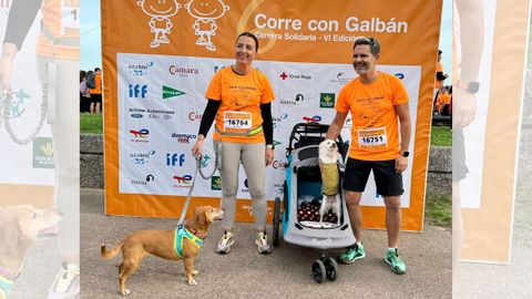 Carmen Grau y Jaime lvarez forman una familia junto a Bimba y Lola, en uno de sus carros.