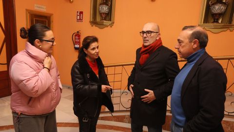 A ttulo personal. La alcaldesa de Viveiro, Maria Gueimunde, y el alcalde de Xove, Demetrio Salgueiro, afirmaron acudir al teatro como vecios. Los dos intervinieron en el turno del pblico.