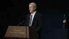El escritor Julian Barnes, Premio Princesa de Asturias de las Letras, durante la ceremonia de entrega de los Premios Princesa de Asturias 2026, en el Teatro Campoamor de Oviedo este viernes
