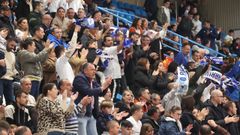 Aficionados en el enfrentamiento entre O Parrulo Ferrol y el Crdoba.