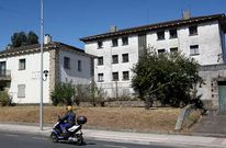 Imagen tomada ayer del mal estado de la casa cuartel, desmantelada hace nueve a�os.