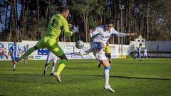 Juan detiene una jugada de Saviola en el derbi que enfrent� a Boiro y Puebla el pasado curso. Esta temporada compartir�n equipo en Barra�a