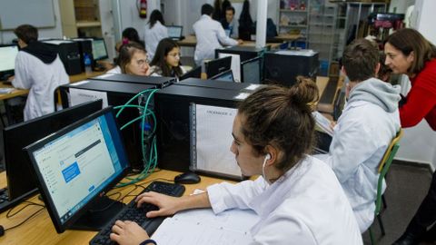 Alumnos del StemBach del IES Mara Casares trabajando en la redaccin del proyecto final. A la derecha una de las tutoras, Mara Xos Fernndez