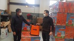 El alcalde de Sober, a la izquierda, durante el embalaje de las m�quinas sulfatadoras