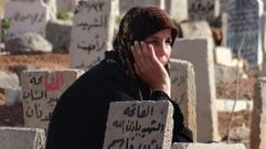 Una siria ante la tumba de su hijo muerto en Daraa.