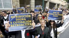 Abogados del turno de oficio manifest�ndose ante el Parlamento gallego en�el mes de mayo