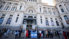Alcaldes y portavoces el Partido Popular durante un minuto de silencio frente al Ayuntamiento de Madrid en solidaridad con las v�ctimas de Israel tras los ataques del Ham�s.