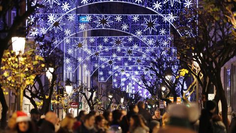 LUCES DE NAVIDAD EN OURENSE.En la ciudad, el alumbrado navideo se encendi en la vspera del puente de la Constitucin