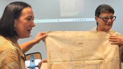 Mar�a Mayo y Josefa Fern�ndez mostrando un plano